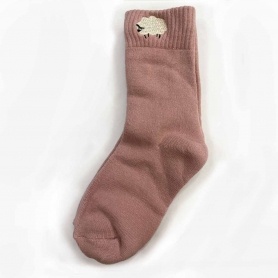 Socken rosa mit Schaf gestickt
